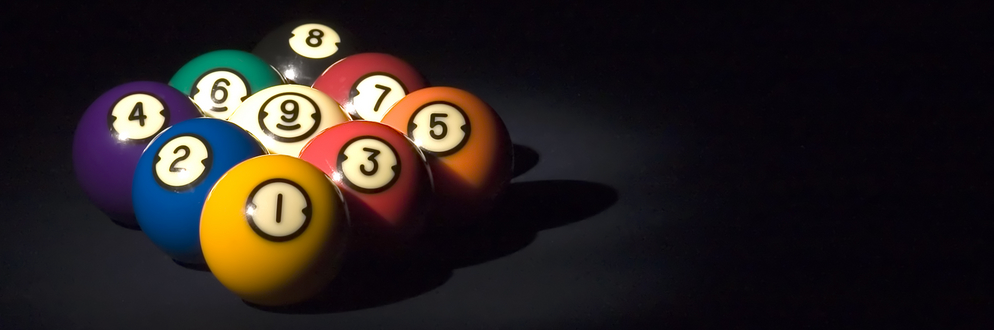 Boules de billard sur tapis noir