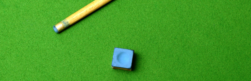 Carie bleu, canne et tapis de billard vert pool.